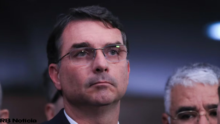 Assessora de Flávio Bolsonaro negociou emenda de quase R$ 200 mil com miliciano condenado no caso Marielle