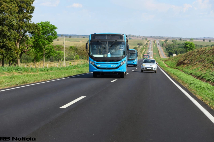 Comboio com novos ônibus da JTP segue viagem rumo a Rio Branco e previsão é de chegada da frota a partir de segunda-feira (28)
