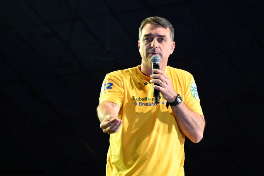 Flávio Bolsonaro pede prisão de funcionário do Planalto após publicação sobre polêmica com Nossa Senhora Aparecida