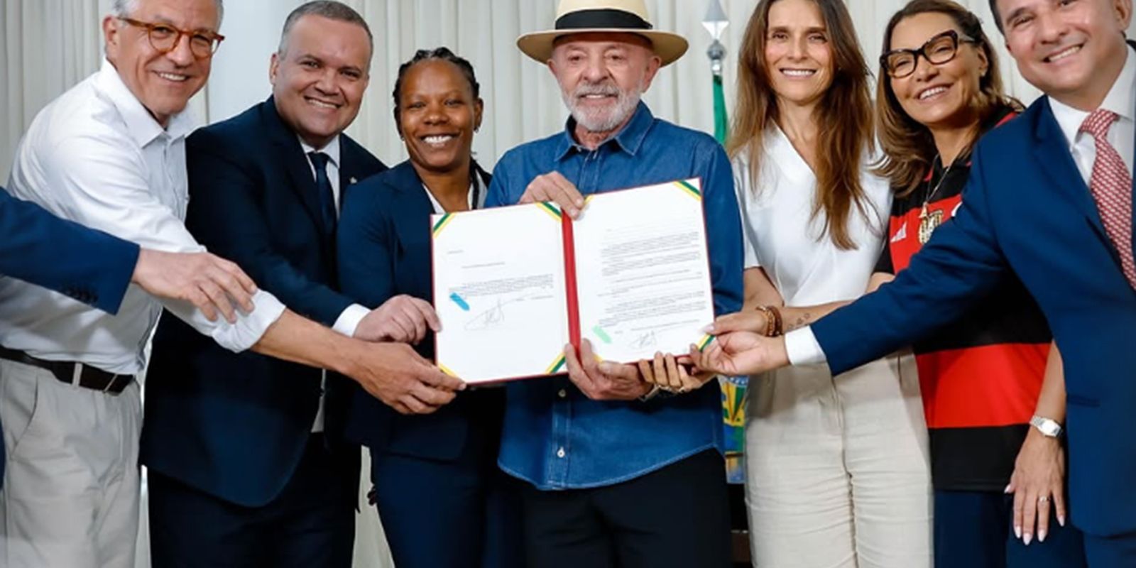 Lula sanciona  lei de incentivo ao desenvolvimento do futebol feminino