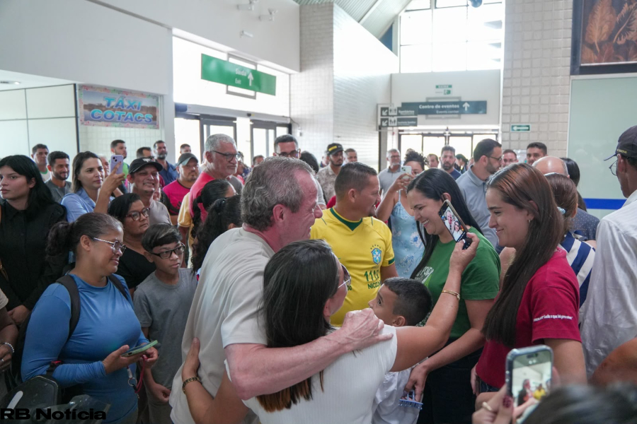 Pedro Longo é recebido com festa por apoiadores no aeroporto de Cruzeiro do Sul