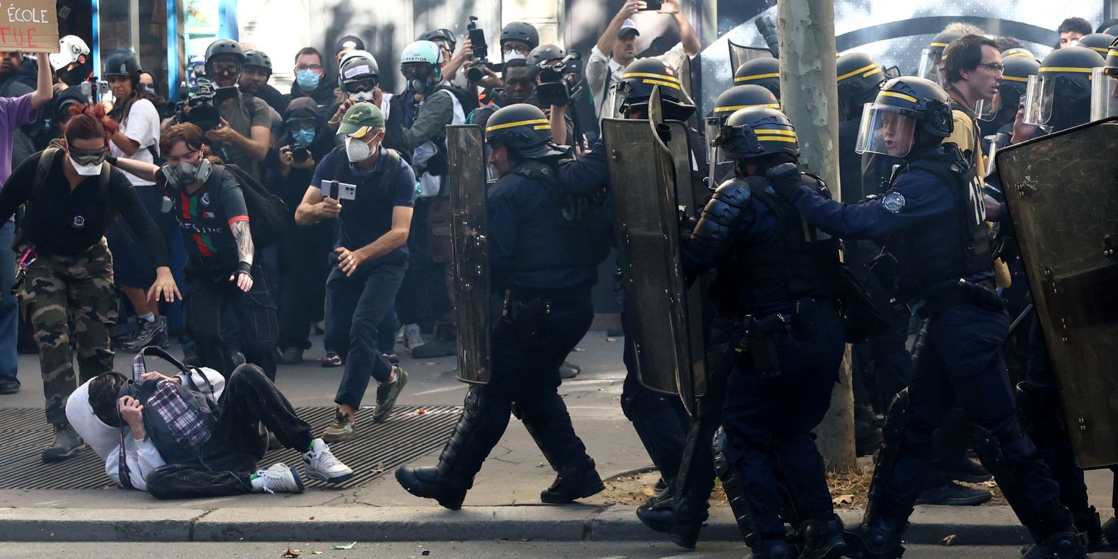 Adolescentes franceses fazem mais um dia de protestos sobre escolas