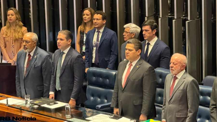 Fim da escala 6×1 e aposentadoria dos agentes de saúde viram Constituição em cerimônia com Lula, Alcolumbre e Motta