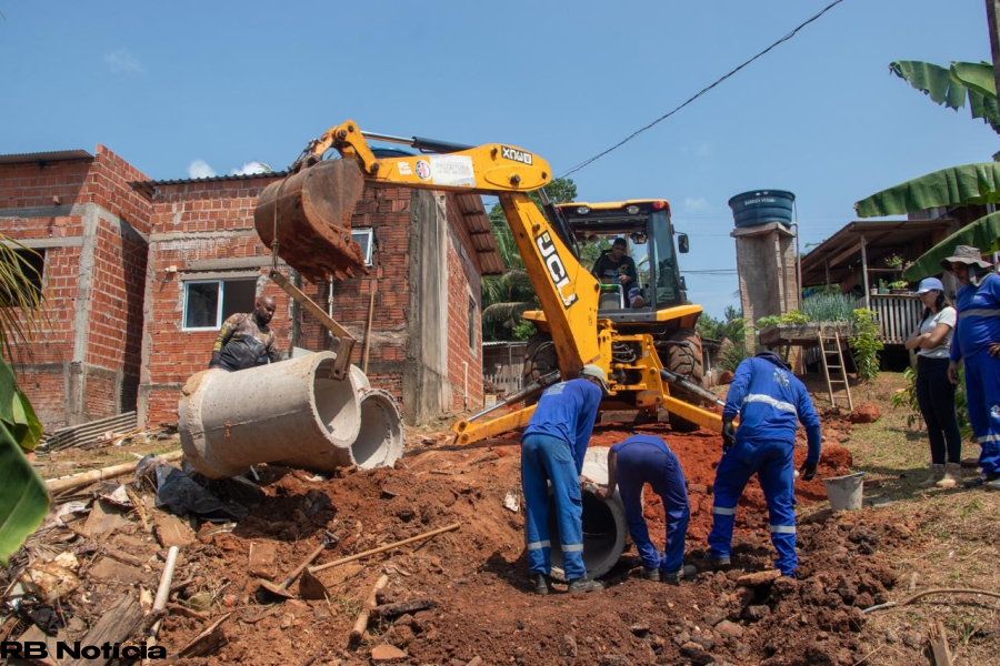 Prefeitura de Rio Branco avança com obras de drenagem e pavimentação na Rua Manoelito, no Vila Nova