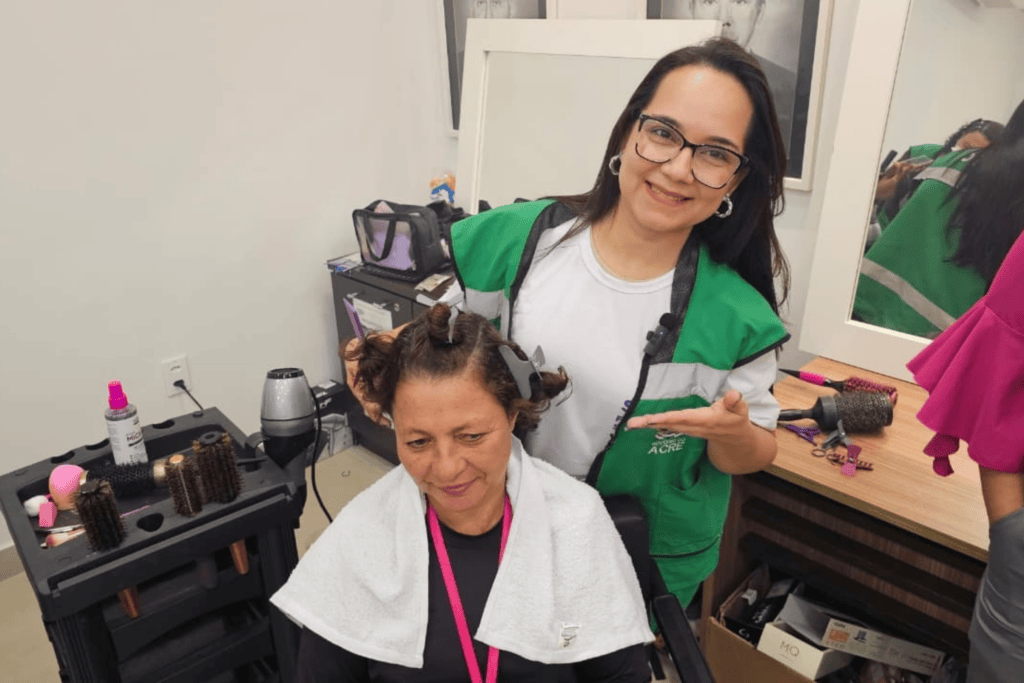Com serviços de beleza, alunas do Ieptec atendem público feminino na ação social Por Todas Elas, do governo do Acre