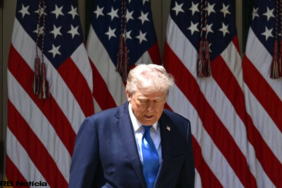 Trump assina decreto para cortar financiamento de rádio e TV públicas
