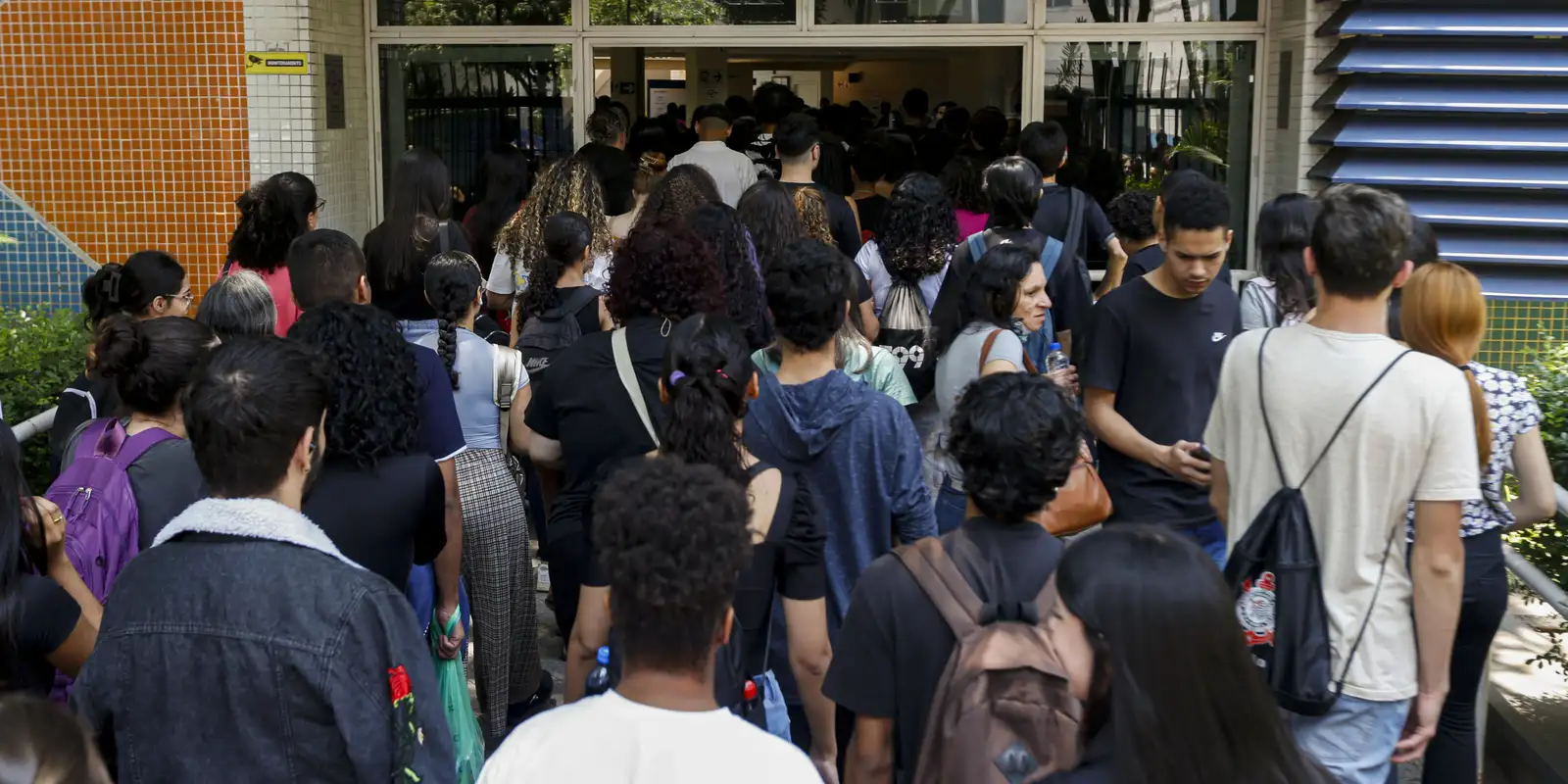 Senado aprova cota de 30% em concursos para negros e indígenas