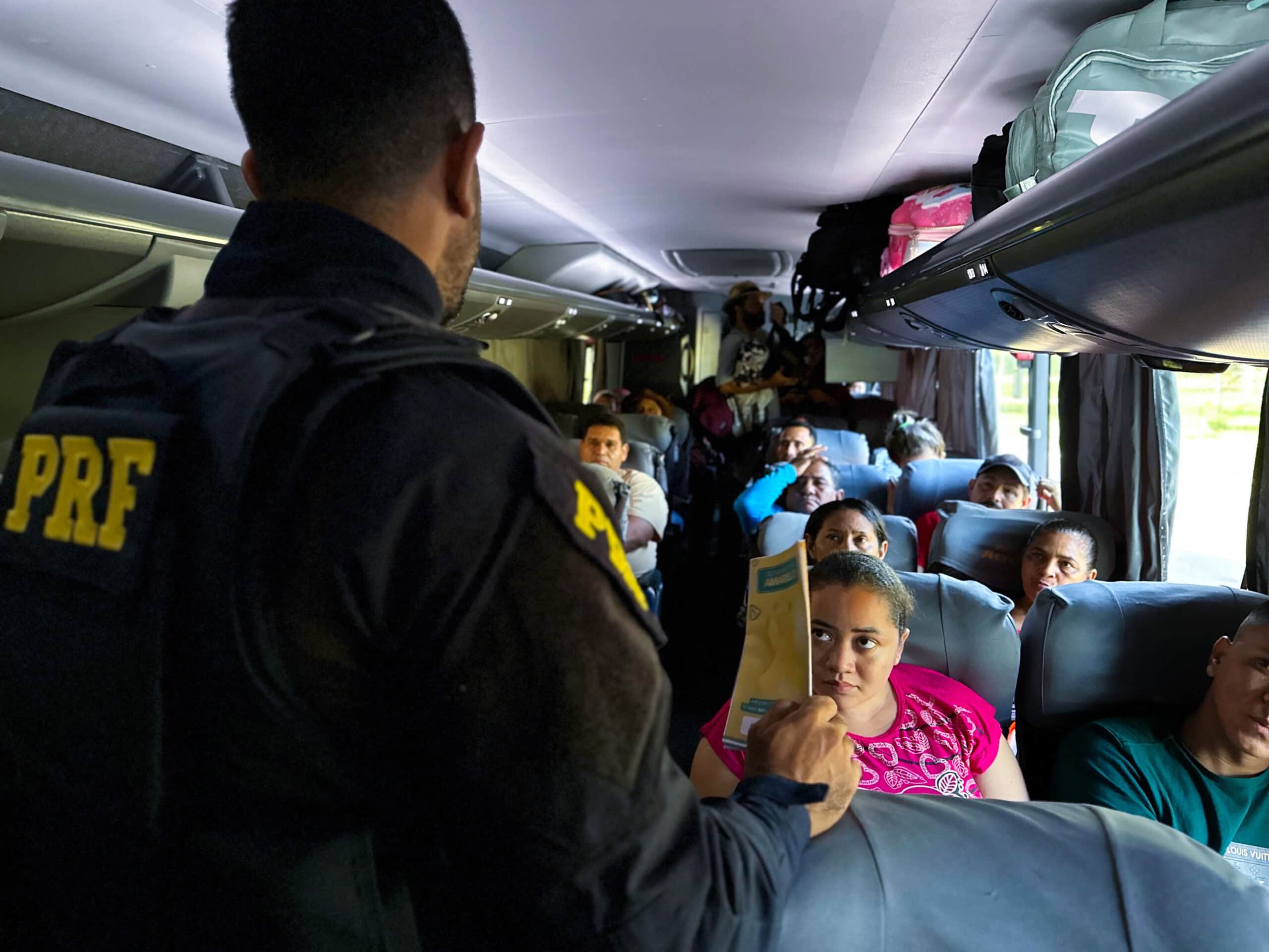 Ageac e Polícia Rodoviária Federal realizam ação educativa pelo Maio Amarelo no transporte intermunicipal