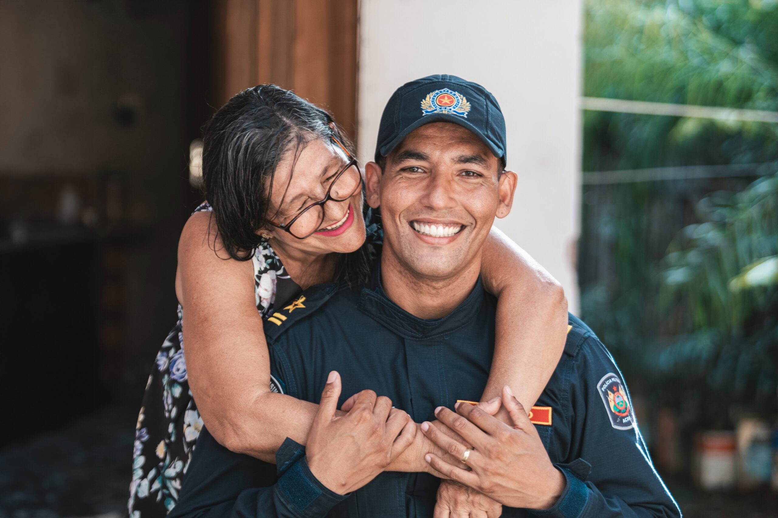 Da bacia de roupa aos diplomas, mãe vence obstáculos e forma filho policial