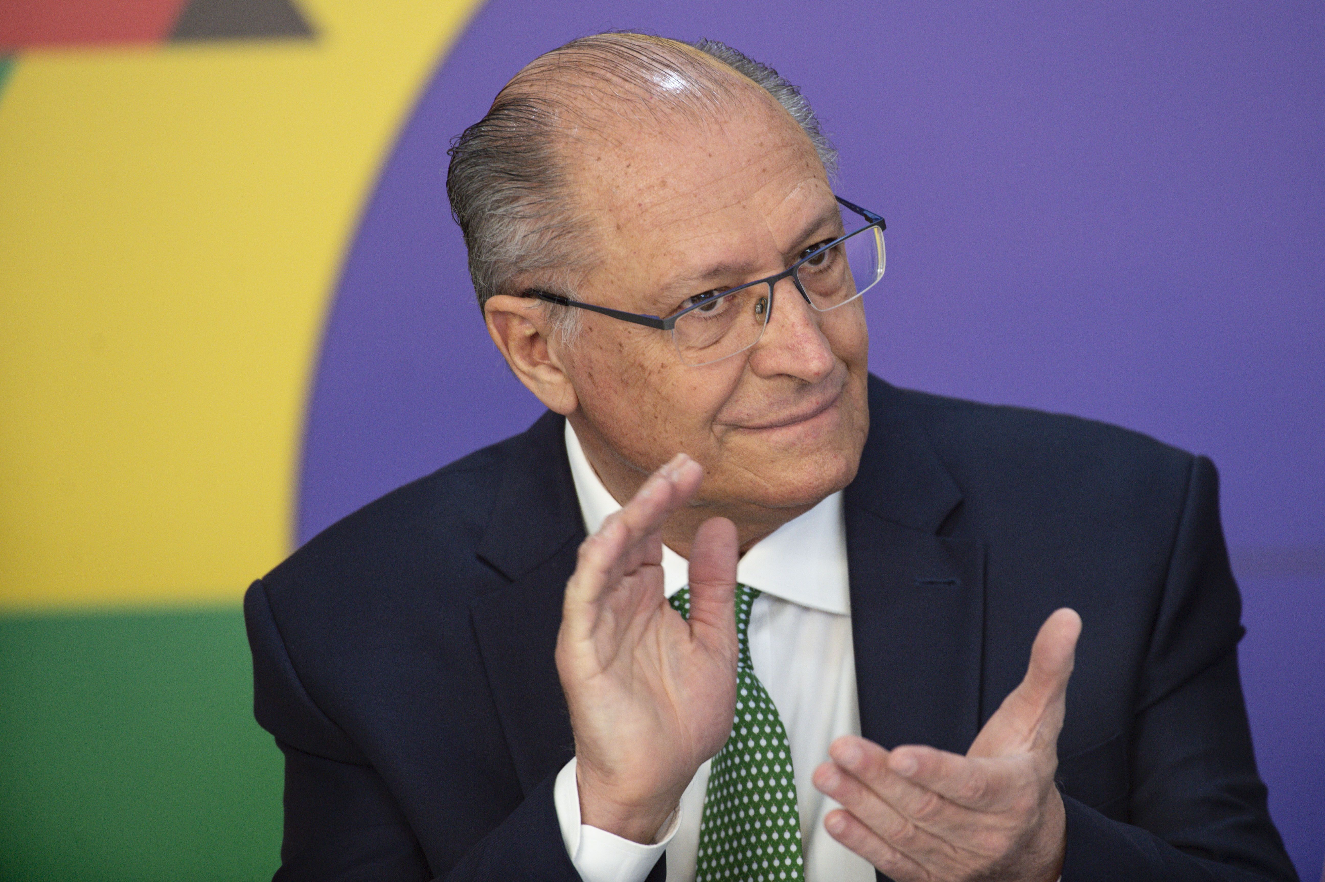 Presentes e bastidores da política: a caminhada de Alckmin na feira do MST
