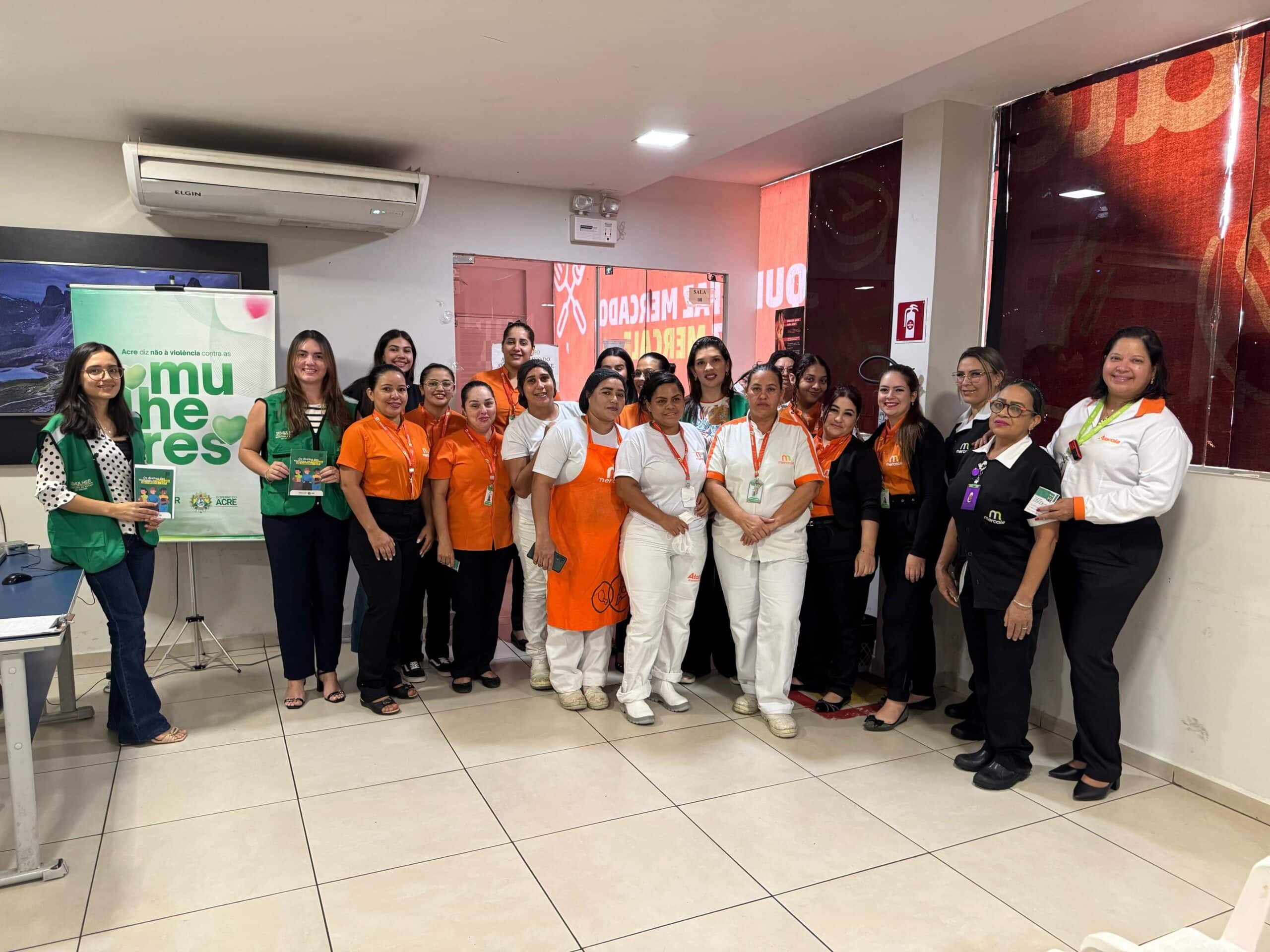 Semulher entrega cartilhas e realiza palestra sobre direitos das mulheres no mercado de trabalho para colaboradores de supermercado da capital