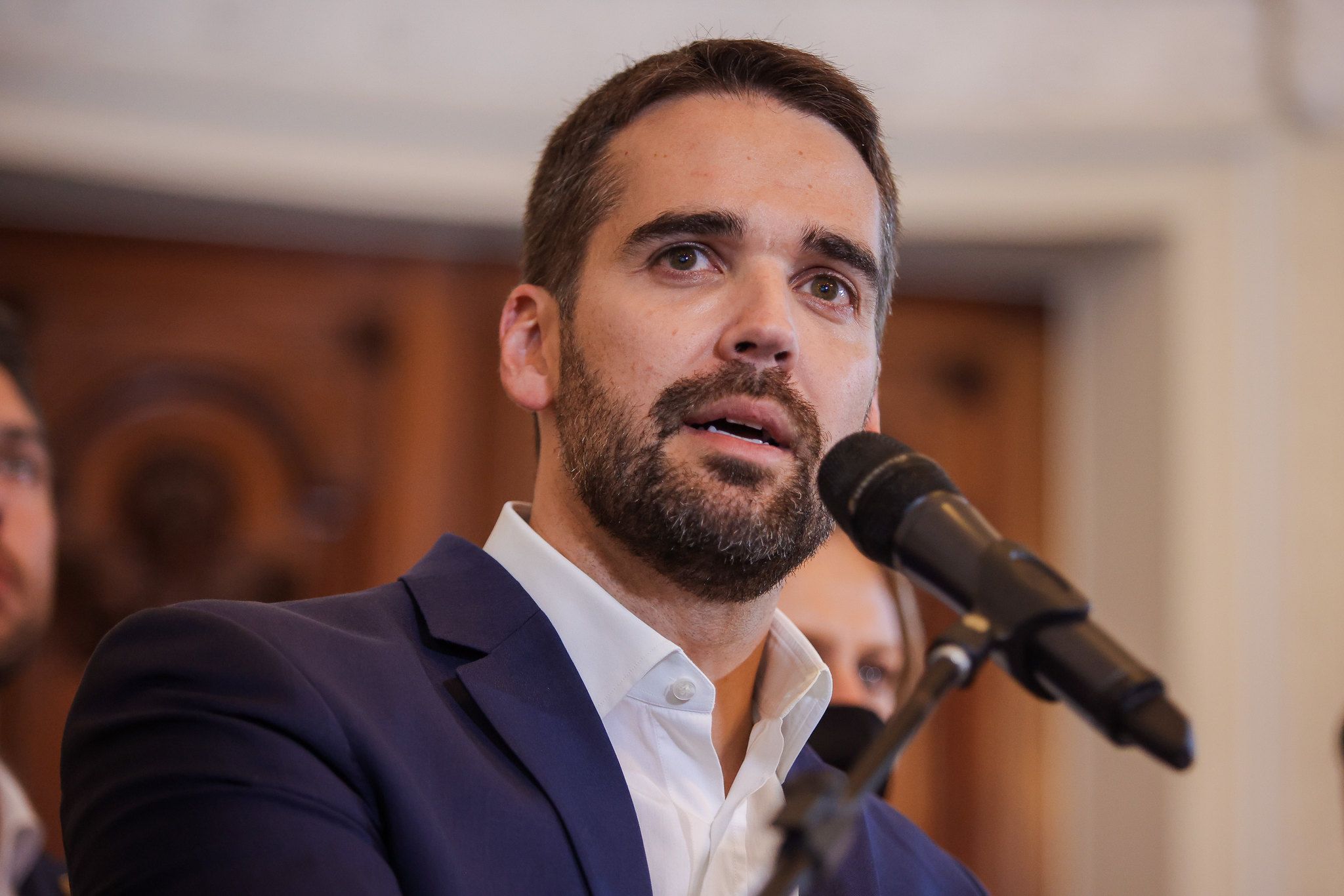 PT aciona MP contra Eduardo Leite por suposta autopromoção em documentário