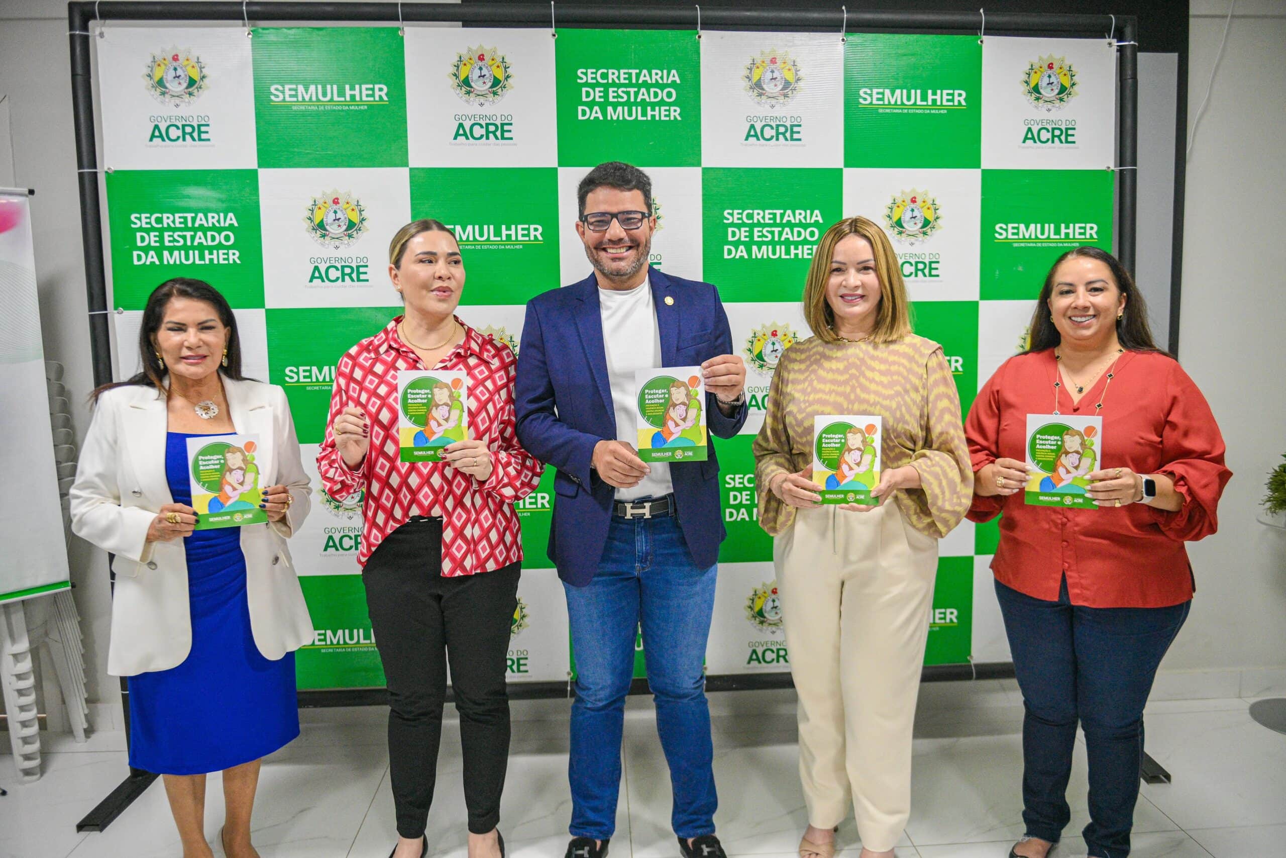 Governador Gladson Camelí entrega van adaptada à Secretaria da Mulher e lança cartilha de combate à violência infantil