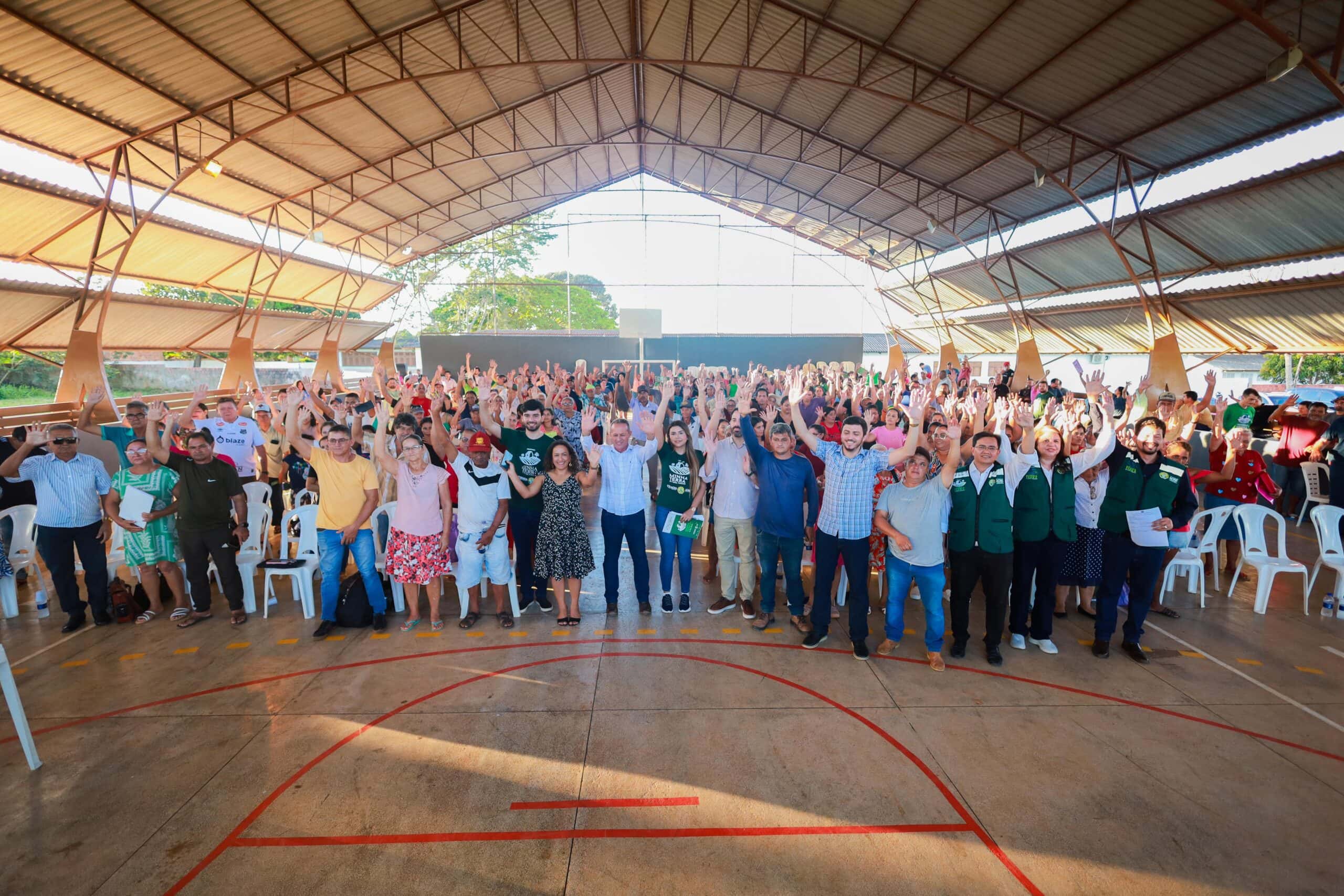 Governo do Acre celebra entrega do primeiro título definitivo no município de Acrelândia
