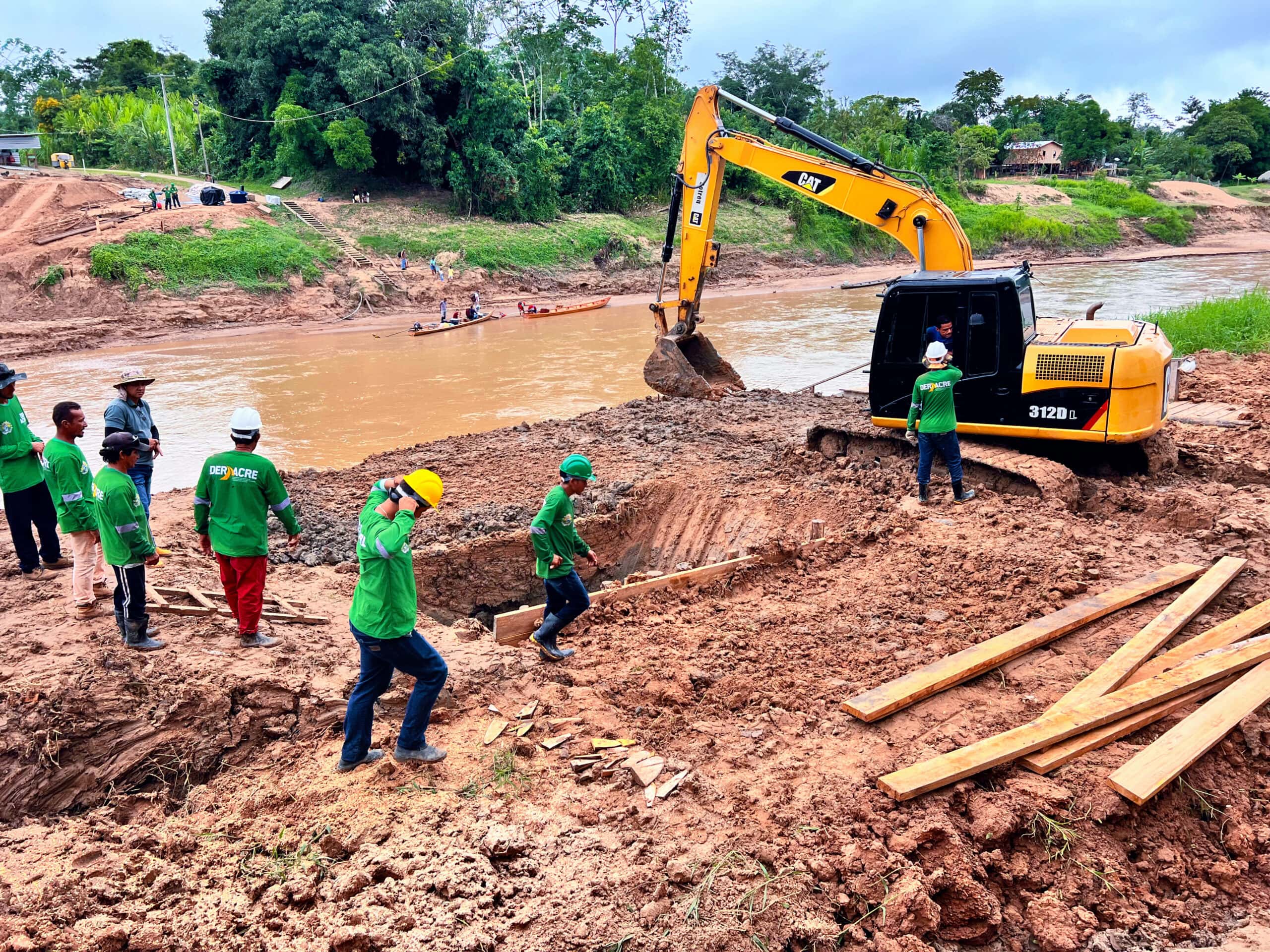 Equipe do Deracre avança na escavação dos blocos de fundação da passarela sobre o Rio Amônia, em Marechal Thaumaturgo