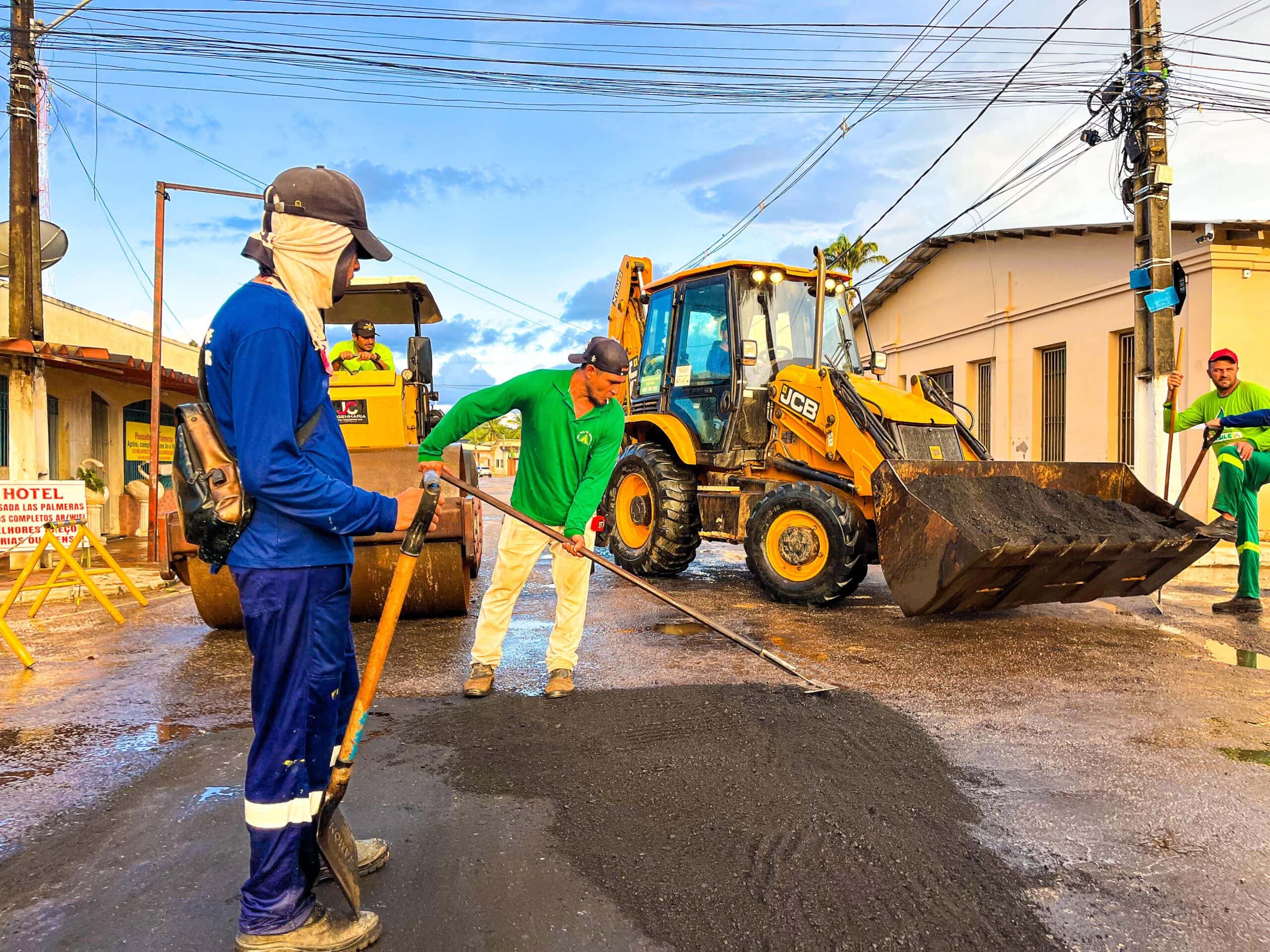 Governo do Acre reforça recuperação de ruas em Brasileia com 400 toneladas de asfalto