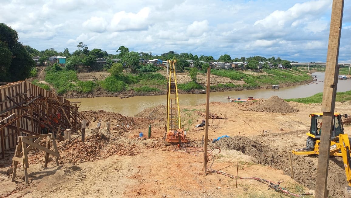 Governo do Acre avança na construção de rampa de acesso às margens do Rio Iaco, em Sena Madureira