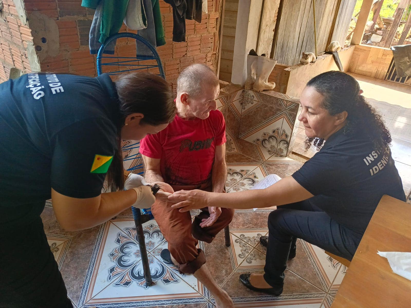 Governo do Acre promove atendimento a idosos e pessoas com deficiência em casa para emissão da Carteira de Identificação Nacional
