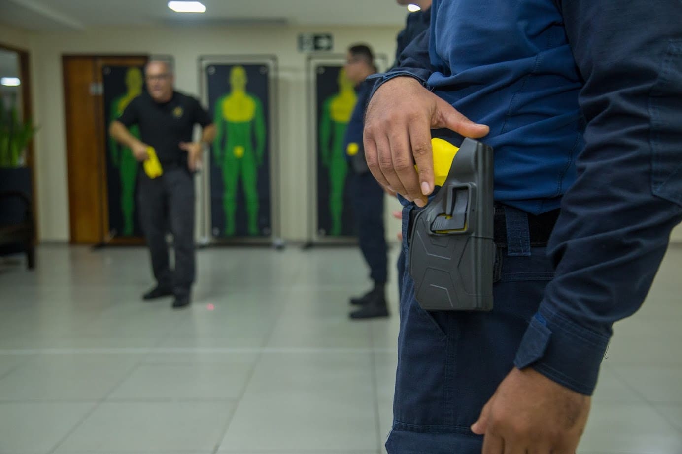 Sejusp capacita policiais militares do Acre para uso de Taser
