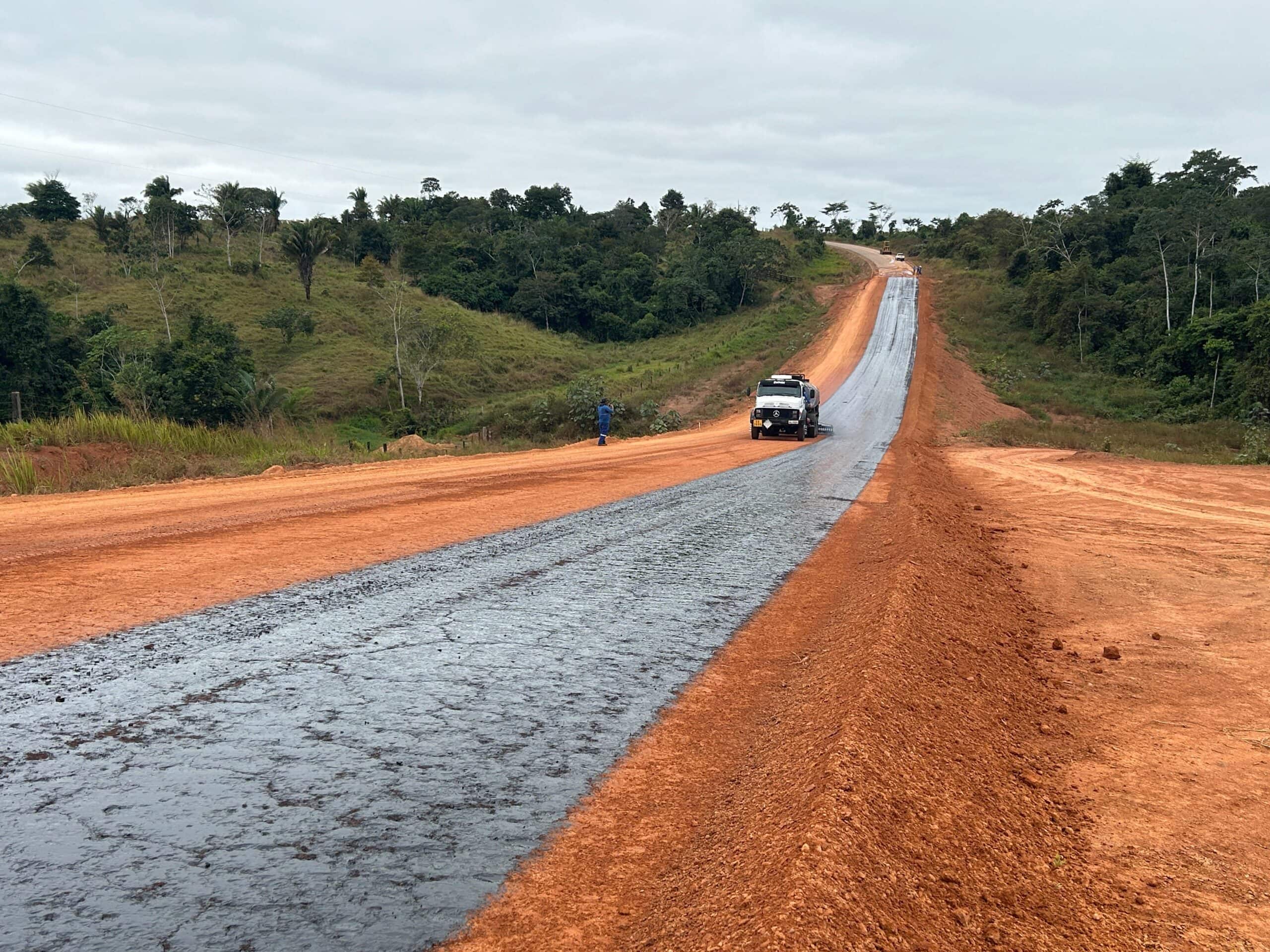 Obras da Estrada da Variante em Xapuri chega à reta final com início da imprimação