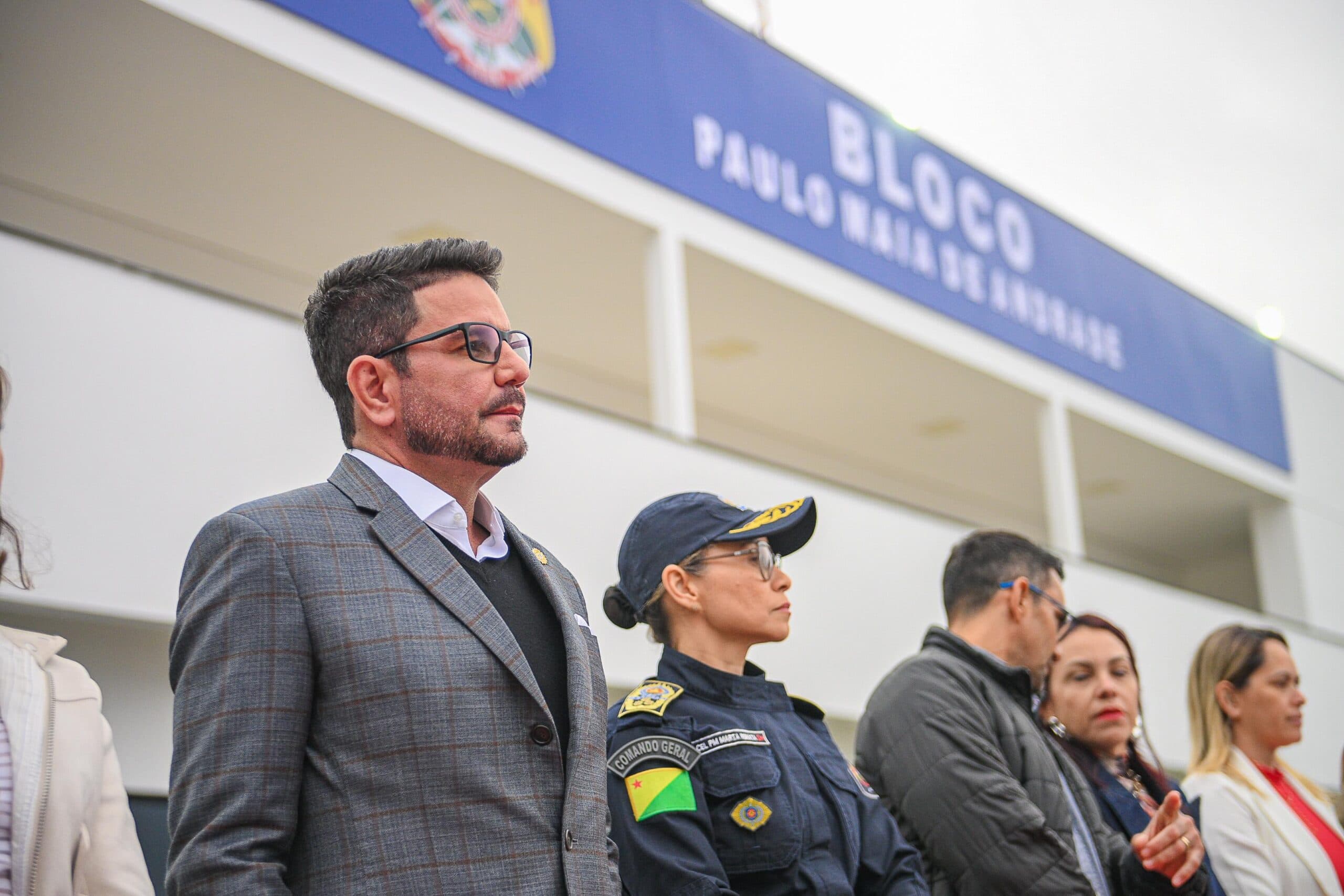 Governo do Acre entrega revitalização de bloco e novos equipamentos à Polícia Militar em cerimônia marcada por homenagens